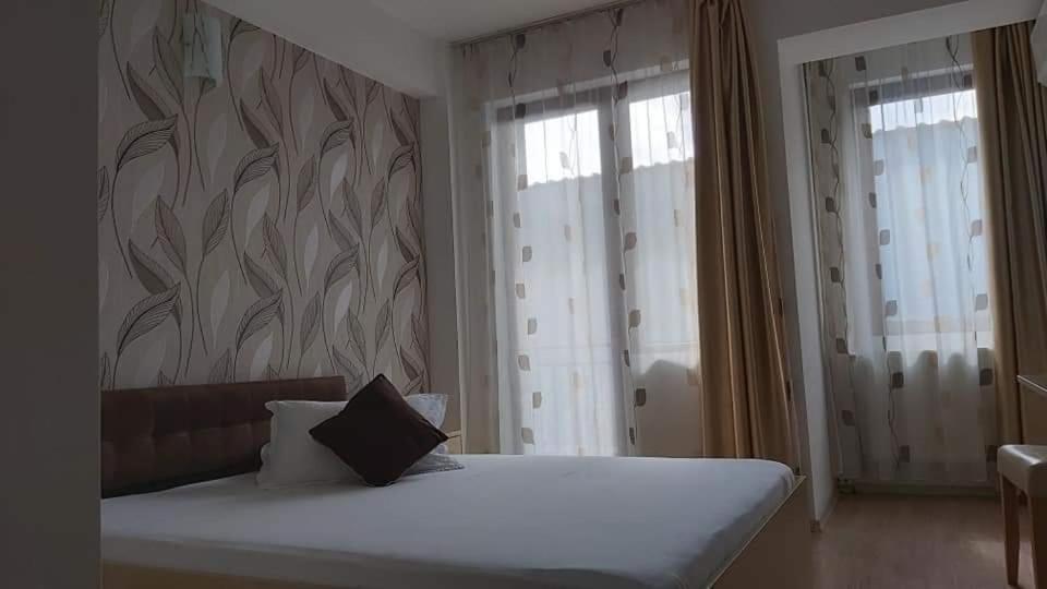 Hotel Story Târgu Jiu Buitenkant foto