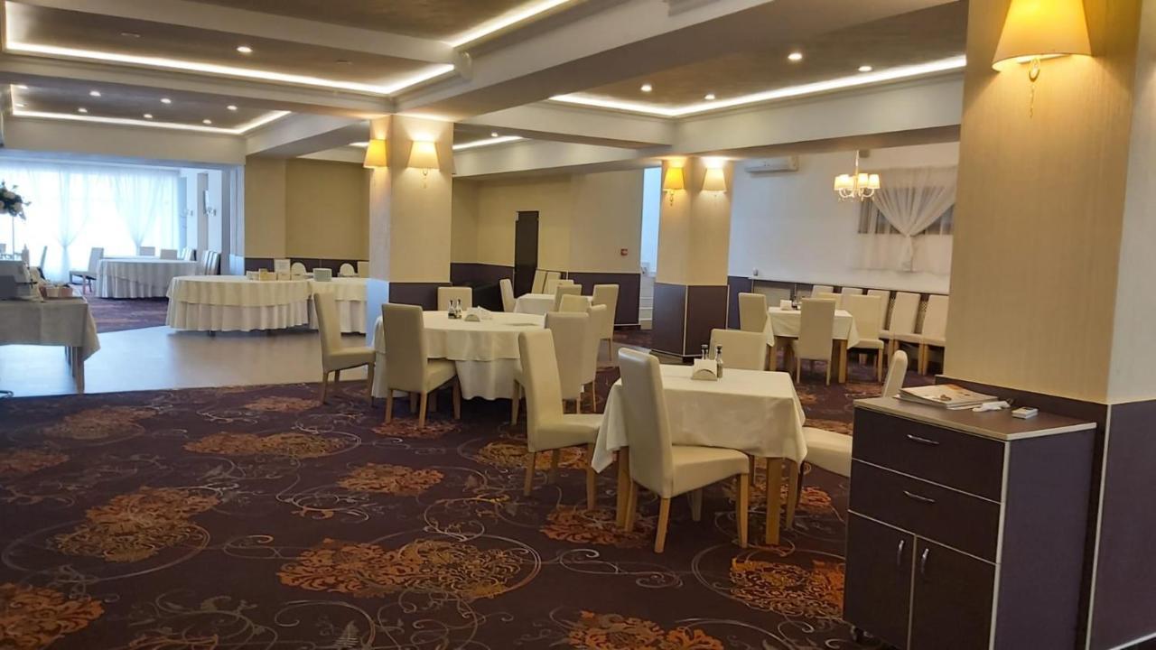 Hotel Story Târgu Jiu Buitenkant foto