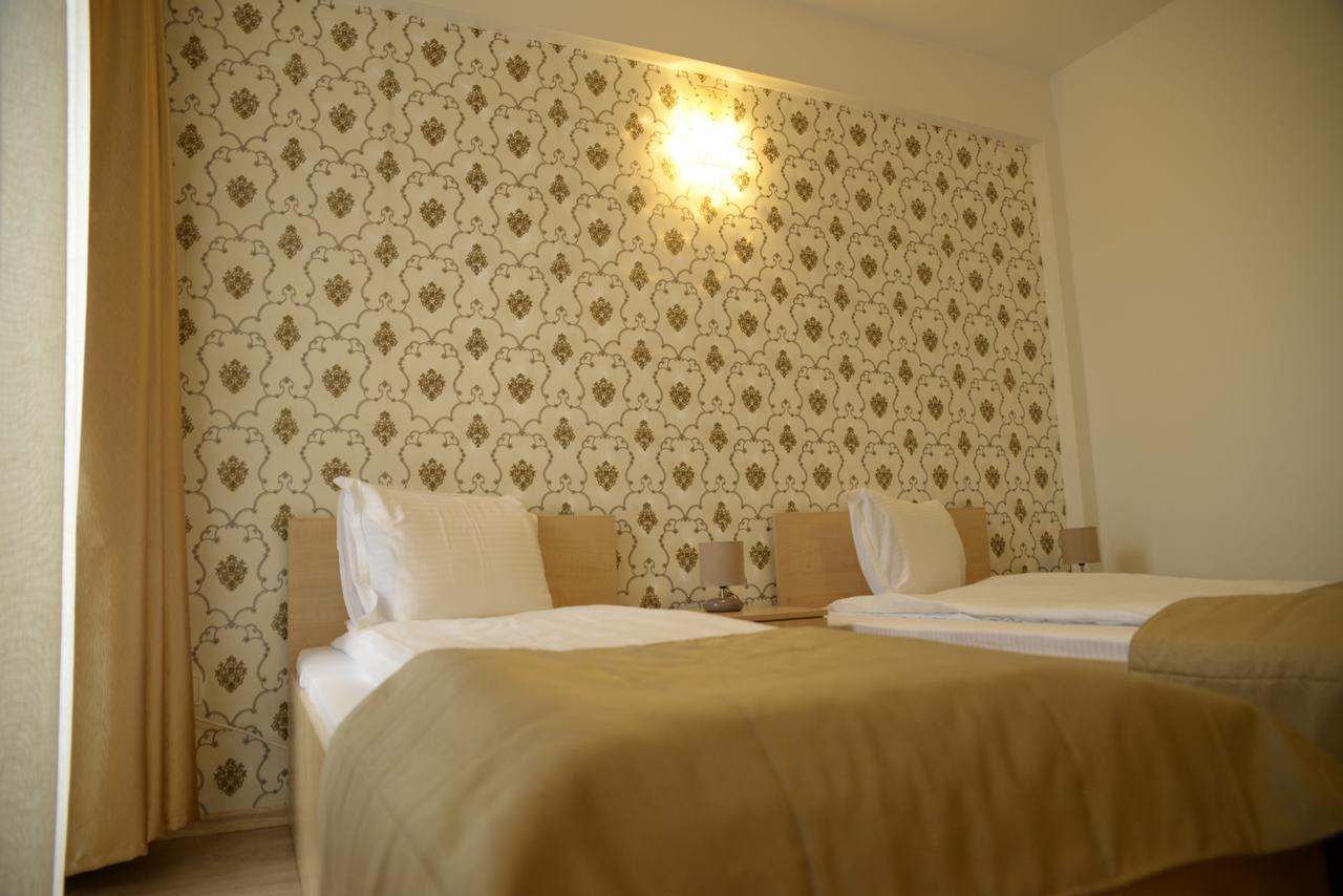 Hotel Story Târgu Jiu Buitenkant foto